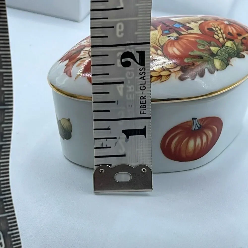 VTG Royal Yarmouth Music trinket box “ Autumn Leaves “ 1986.